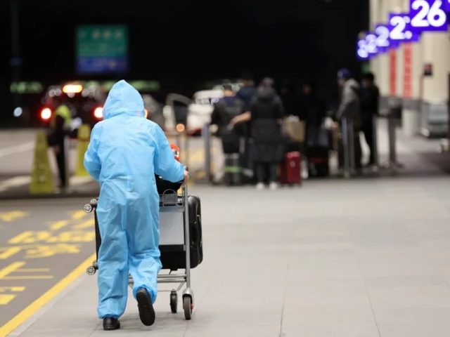 台灣新增14例境外移入 首批“7+7+7”民眾返傢前採驗