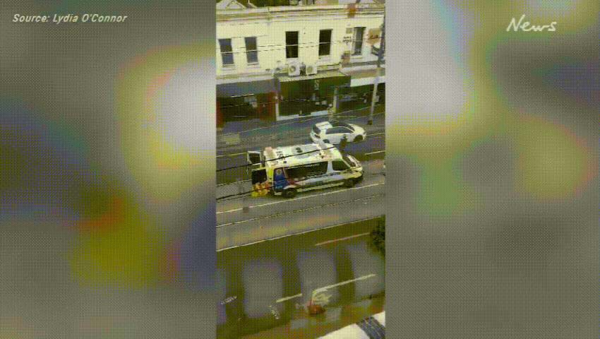 突髮!<a href='/city/Melbourne/' target='_blank'>墨爾本</a>男子抗議強制疫苗在Richmond自焚,目擊者看到“火人”從車中走出,並大喊“no vax ID”(現場視頻)