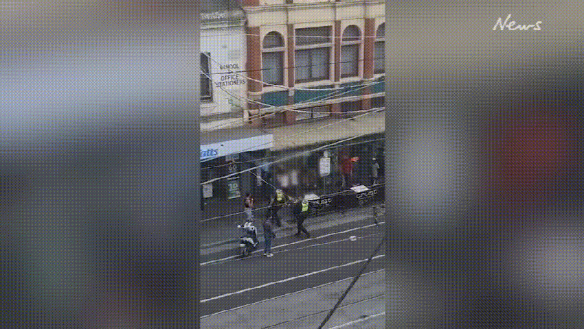 突髮!<a href='/city/Melbourne/' target='_blank'>墨爾本</a>男子抗議強制疫苗在Richmond自焚,目擊者看到“火人”從車中走出,並大喊“no vax ID”(現場視頻)