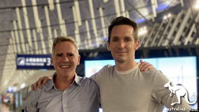澳廣駐京記者比爾·博圖斯Bill Birtles(右)與澳大利亞金融評論駐滬記者邁克·史密斯Mike Smith2020年9月8日在機場(源自澳廣記者博圖斯的推特賬戶)