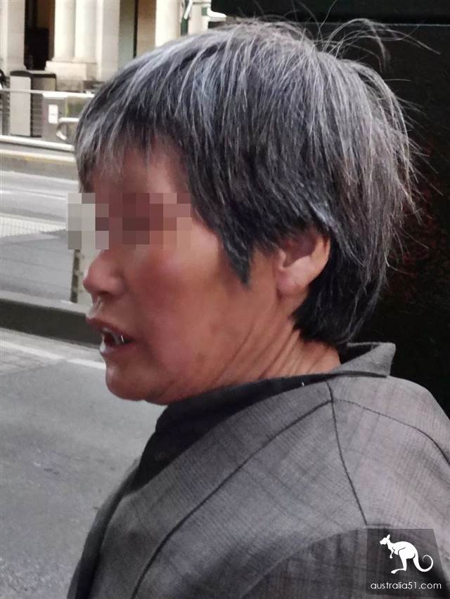 澳媒、警方都出动,墨尔本乞讨大妈现场活生生被查