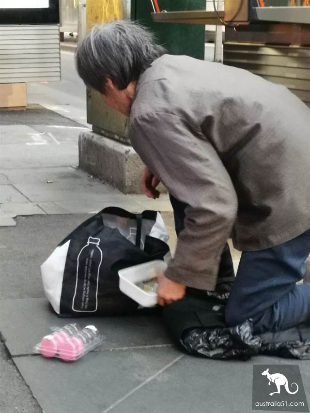 澳媒、警方都出动,墨尔本乞讨大妈现场活生生被查