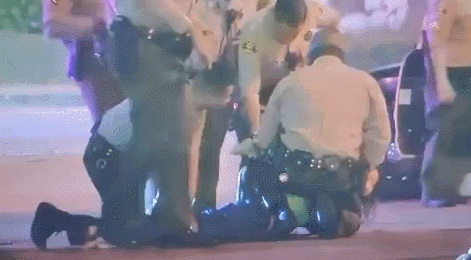 洛杉矶兩名警員遭“爆頭” 特朗普怒斥槍手:畜生!