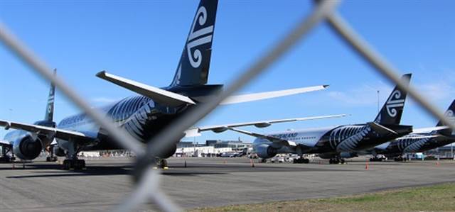 停靠在基督城(Christchurch)國際機場的波音777客機。(9號台圖片)