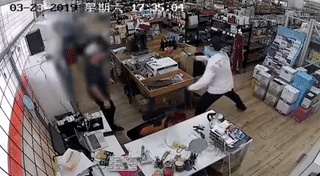蒙纳士大学旁店铺被抢!劫匪手持铁锤砸电脑,半小时内连抢两家!
