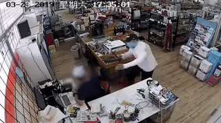 蒙纳士大学旁店铺被抢!劫匪手持铁锤砸电脑,半小时内连抢两家!