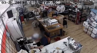 蒙纳士大学旁店铺被抢!劫匪手持铁锤砸电脑,半小时内连抢两家!