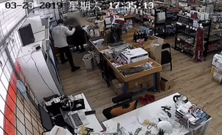 蒙纳士大学旁店铺被抢!劫匪手持铁锤砸电脑,半小时内连抢两家!