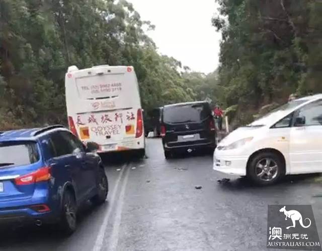 大洋路著名景点又出车祸！中国旅游大巴与逆行私家车迎面相撞，有人重伤