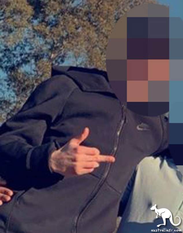 图中被打马赛克的少年，据称是此案中的被告之一。（《每日邮报》图片）