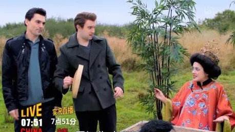 節目中,兩位主持人邀請扮演武則天的女演員食用蟑螂等食物(網絡圖片)
