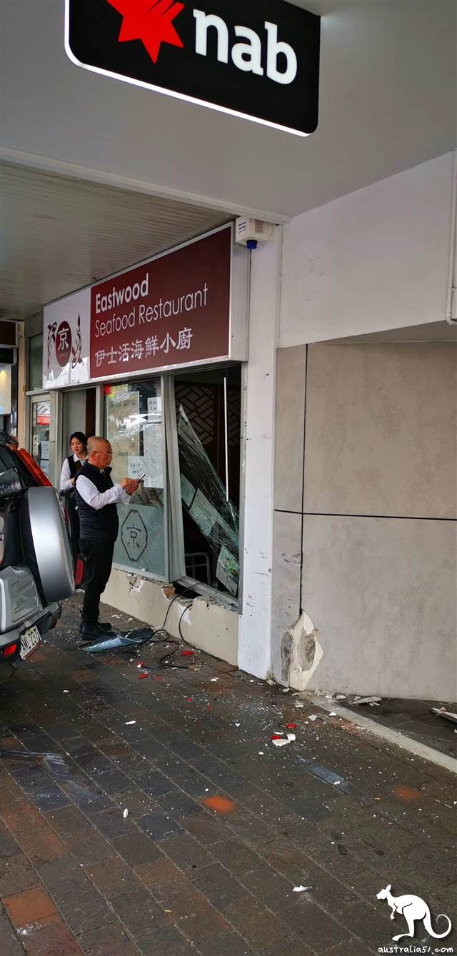 伊士活海鮮小廚門面被撞毀嚴重。(圖為熱心網友提供)