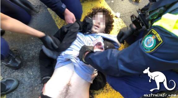 奈伊去年8月13日在<a href='/city/Sydney/' target='_blank'>悉尼</a>CBD街頭被警方和路人制服。(澳洲廣播公司圖片)