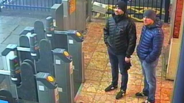 英格蘭索爾茲伯裹火車站一處檢票口的監控視頻拍下兩名嫌疑人的蹤影(3/3/2018)