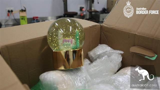 澳洲边防局截获毒品走私新招：可爱雪花球实装液体冰毒