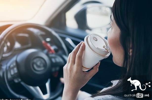 開車時喝咖啡?重罰!每個司機都可能“中招”,在澳開車這些習慣一定要注意,否則罰哭