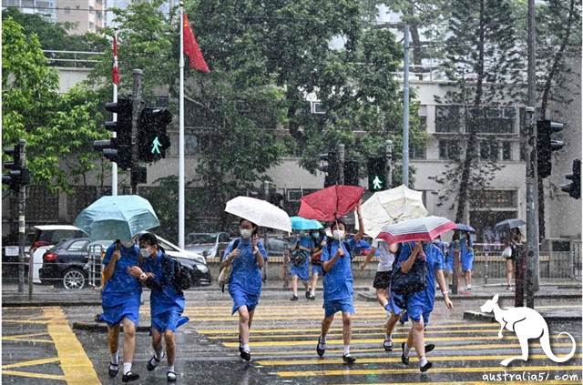 在7月8日確診的多宗個案中,大多與餐廳和老人院有關,也涉及學生和傢長以及出租車司機群體。