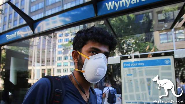 一名男子戴着口罩行經<a href='/city/Sydney/' target='_blank'>悉尼</a>溫亞德(Wynyard)。(澳洲廣播公司圖片)
