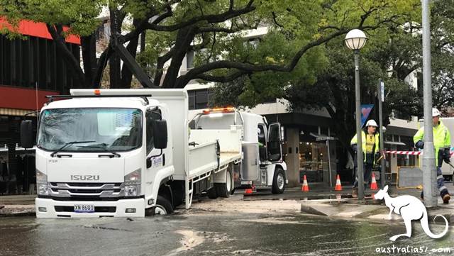 一輛卡車在雙灣部分陷入路面。(《<a href='/city/Sydney/' target='_blank'>悉尼</a>先驅晨報》圖片)