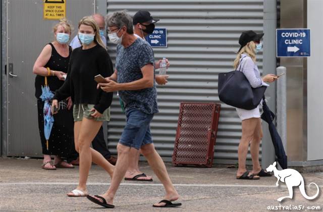 12月18日北部海灘暴髮新一輪疫情後,許多人到莫納谷醫院(Mona Vale Hospital)檢測診所外排隊。(路透社圖片)