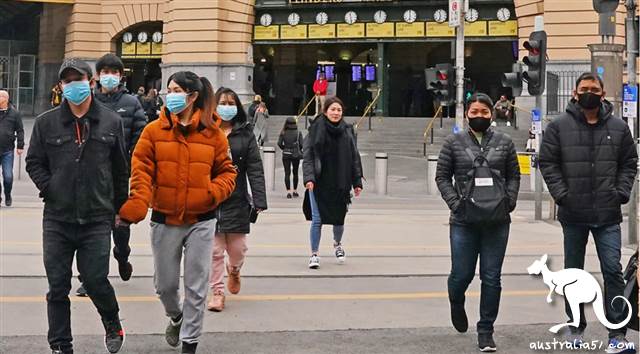 弗林德斯街城鐵站附近,不少路人戴上口罩。(SBS圖片)