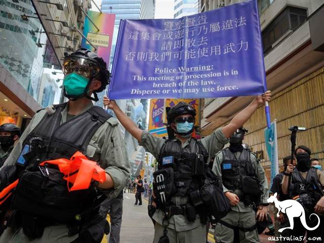 香港警方昨天在銅鑼灣驅趕示威人群。(澳洲廣播公司圖片)