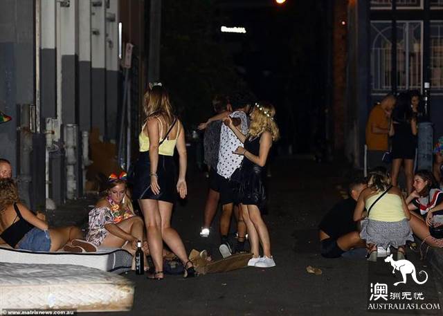 悉尼同性恋狂欢节度过狂野之夜,太阳出来后现场一片狼籍