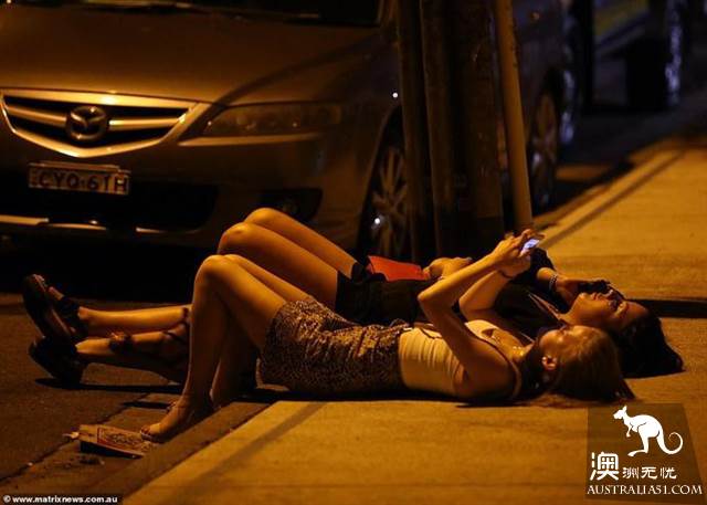 悉尼同性恋狂欢节度过狂野之夜,太阳出来后现场一片狼籍