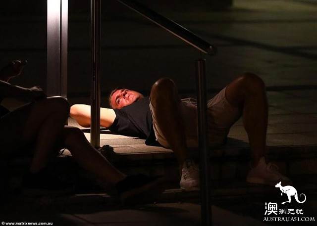悉尼同性恋狂欢节度过狂野之夜,太阳出来后现场一片狼籍