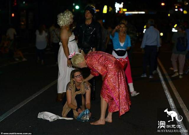 悉尼同性恋狂欢节度过狂野之夜,太阳出来后现场一片狼籍