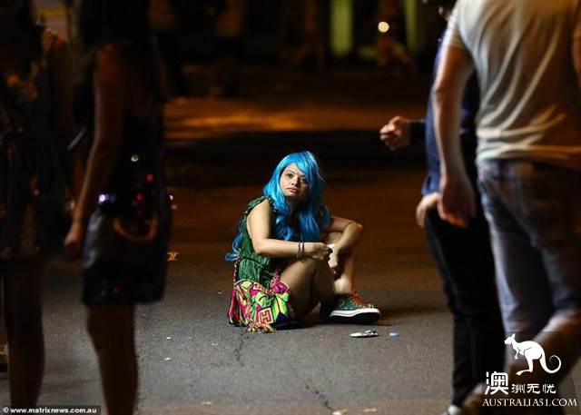 悉尼同性恋狂欢节度过狂野之夜,太阳出来后现场一片狼籍