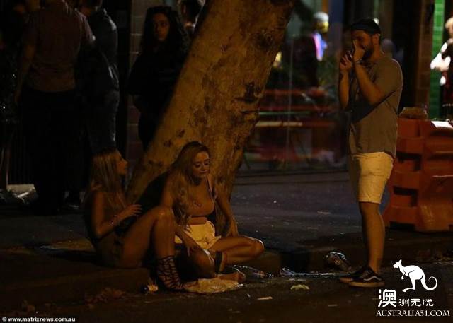 悉尼同性恋狂欢节度过狂野之夜,太阳出来后现场一片狼籍
