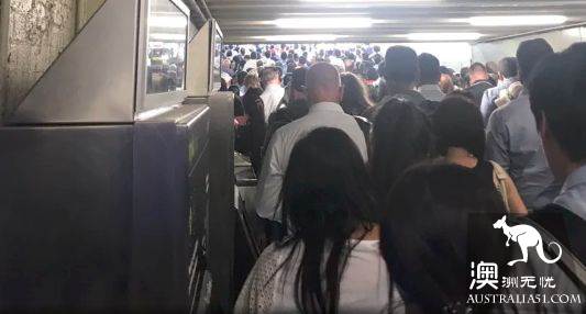 墨尔本莫纳什大学火车线叒坏了,上万人卡了一晚上,愣是没动