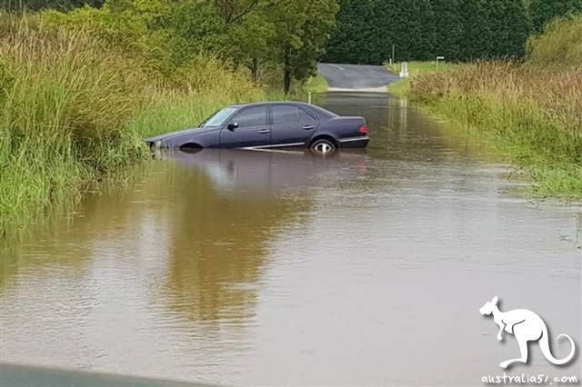 新州中北海岸有汽車被困在洪水之中。(澳洲廣播公司圖片)