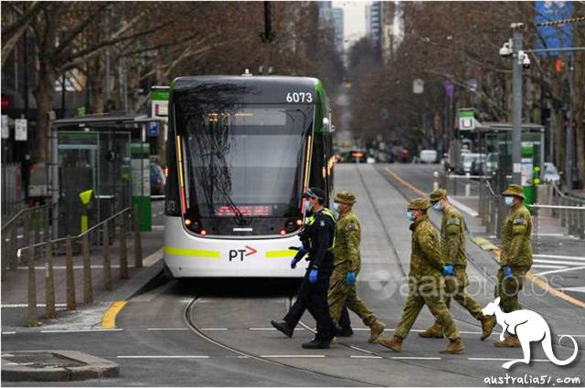 <a href='/city/Melbourne/' target='_blank'>墨爾本</a>進行第四級防疫關閉後,警察和軍人在市中心巡查