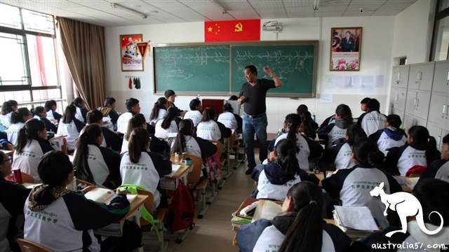 西藏菈薩市一所實驗中學的學生在上藏語課(2015年9月18日)