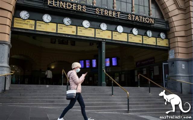 <a href='/city/Melbourne/' target='_blank'>墨爾本</a>市區的弗林德斯(Flinders Street)街城鐵站附近,路人戴上口罩。(《<a href='/city/Sydney/' target='_blank'>悉尼</a>先驅晨報》圖片)