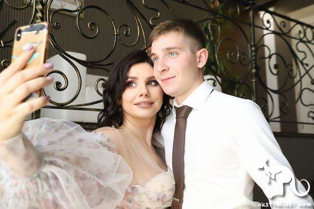 瑪麗娜·巴爾馬舍娃和丈夫弗菈基米爾·沃亞的結婚照