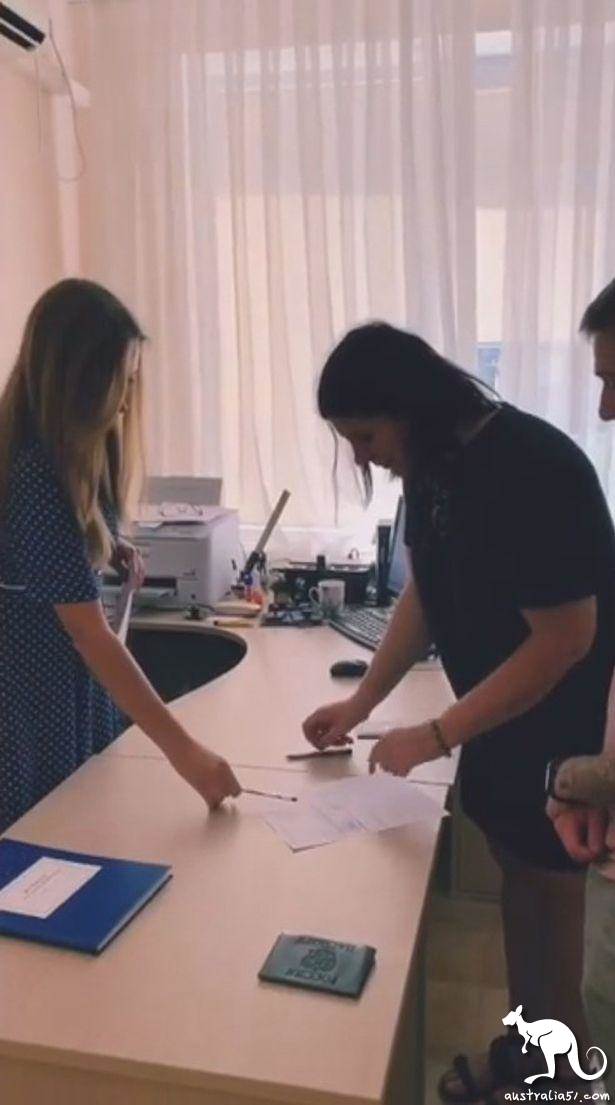 亂套了!俄羅斯35歲女網紅和小15歲的繼子登記結婚,網友不想祝福