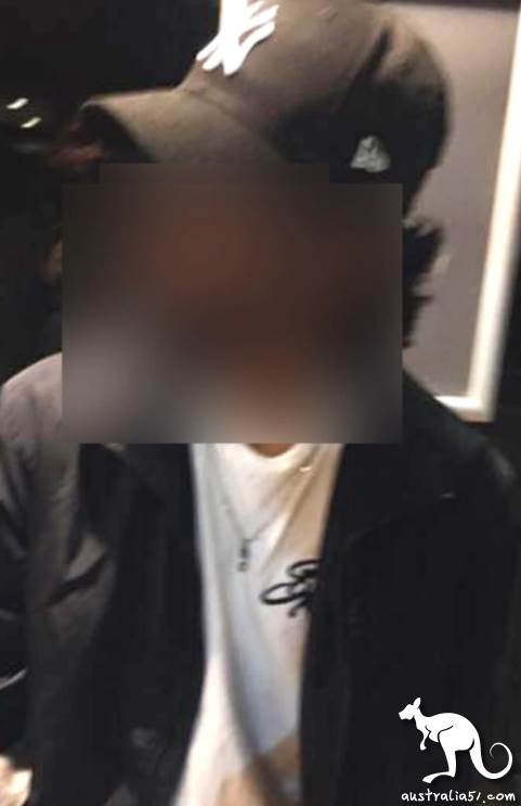 警方指出除了9名非裔外貌青年外,這名20歲男子最易確認身份。(《信使郵報》圖片)