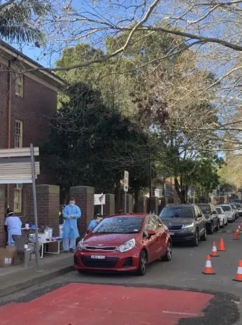 週五下午,在<a href='/city/Sydney/' target='_blank'>悉尼</a>內西區Rozelle的測試中心,一排汽車正在等待接受駛入式(drive though)新冠測試。
