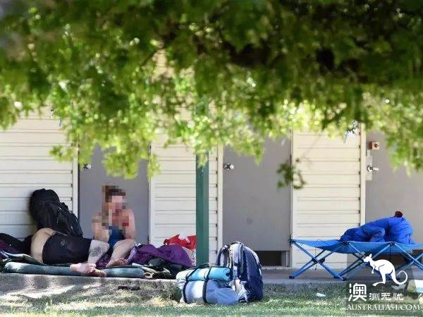 墨尔本流浪汉瘾君子在公共厕所外“安营扎寨”!当地妇女小孩被吓坏