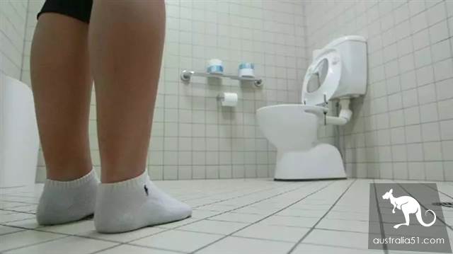 悉尼妹子在自家厕所发现摄像头和64个偷拍视频,作案人曾经工作过的木匠