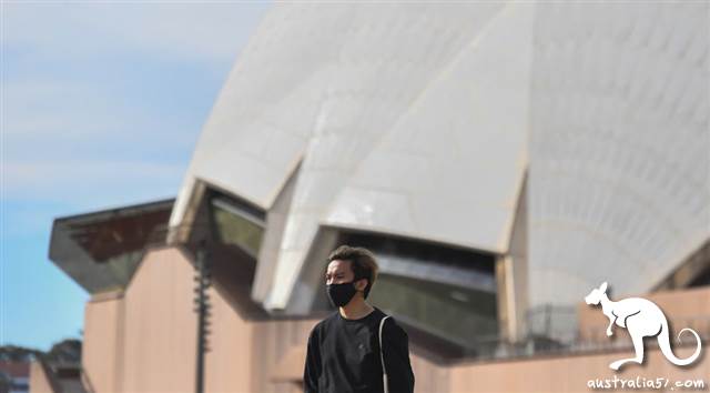 8月4日,一名行經<a href='/city/Sydney/' target='_blank'>悉尼</a>歌劇院附近的男子戴上口罩。(SBS圖片)