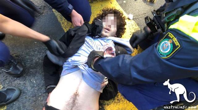 奈伊在<a href='/city/Sydney/' target='_blank'>悉尼</a>CBD街頭被警方和路人制服。(澳洲廣播公司圖片)