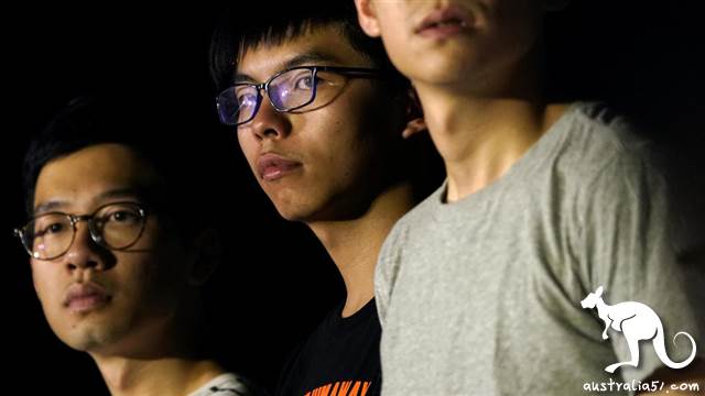 2017年8月16日,在面對法院覆核刑期前夜,香港雨傘運動學生領袖黃之鋒(中) 和羅冠聰(左)在港府門前公民廣場參加集會。