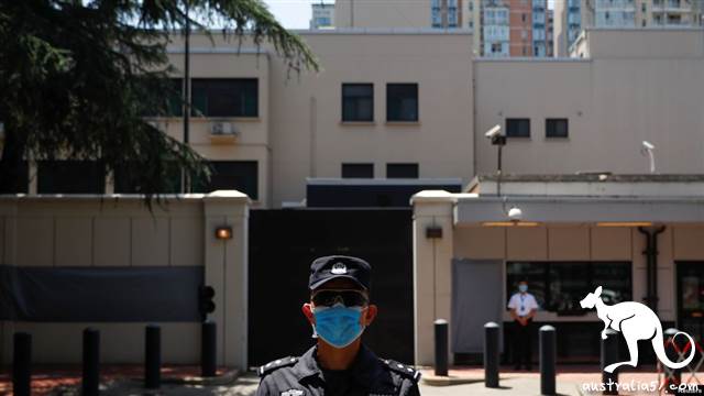 一名中国警察在前<a rel=