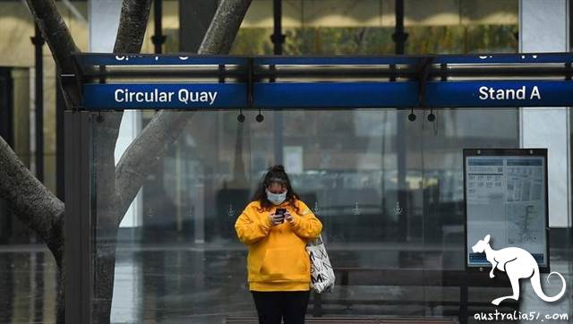 <a href='/city/Sydney/' target='_blank'>悉尼</a>環形碼頭(Circular Quay)附近一名路人戴有口罩。(《<a href='/city/Canberra/' target='_blank'>堪培菈</a>時報》圖片)