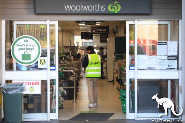 Woolworths建議昆州部分地區、新州、<a href='/state/ACT/' target='_blank'>首都領地</a>門店的員工和顧客戴口罩。(SBS圖片)