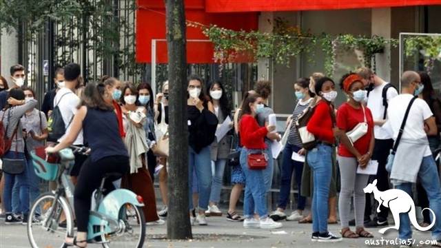 巴黎規定在公共場所必須要帶口罩。